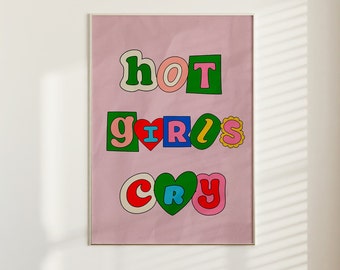 Può includere: Poster rosa con il testo "hot girls cry" in lettere colorate e contornate. Ogni lettera è di un colore e una forma diversi.