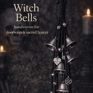 Op de afbeelding: Zwarte heksenbellen, handgeweven voor deuropeningen en heilige ruimtes. De bellen zijn zilverkleurig en hangen aan een zwart geweven koord. Bedels zijn onder meer een hart met "Blessed Be" en een pentagram. De tekst luidt "Witch Bells" en "The Witch of the Willows."