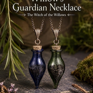 Op de afbeelding: Twee druppelvormige glazen hangers, één blauw en één groen, gevuld met donkere deeltjes en afgesloten met kurken stoppen. Elke hanger hangt aan een metalen ketting. De tekst luidt: Willow's Guardian Necklace, The Witch of the Willows.