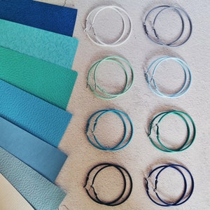 Pendientes de aro con acabado mate: colores fríos, estilo minimalista.