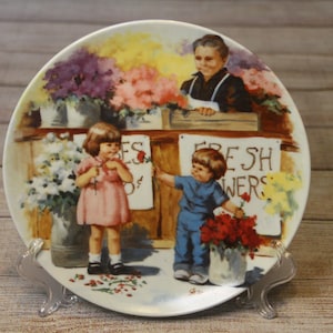 Puede incluir: Una ilustración de estilo vintage de una tienda de flores con dos niños y una mujer. Los niños sostienen flores y la mujer está de pie detrás de un mostrador con un letrero que dice "Flores Frescas".