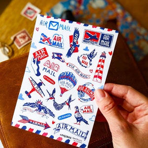 Mini Vintage Stil Luftpost Aufkleber | 2 Bogen Sticker Set | Postcrossing Postkarten-Dekor, fröhliche Schneckenpost, rote und blaue Aufkleber-Tags