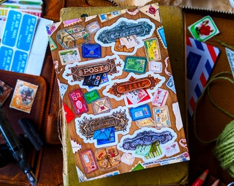 Könnte beinhalten: Eine Scrapbook-Seite im Vintage-Stil mit bunten Illustrationen von Briefkästen und Briefumschlägen. Die Seite zeigt die Wörter "POST", "CORREO" und "MAIL" in einer dekorativen Schriftart.