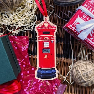 Adorno de buzón británico de madera / Madera de abedul / Decoración de árbol de decoración de buzón rojo del Reino Unido, Regalo postcruzamiento, Arte de correo de caracol feliz, Decs de árbol de Navidad