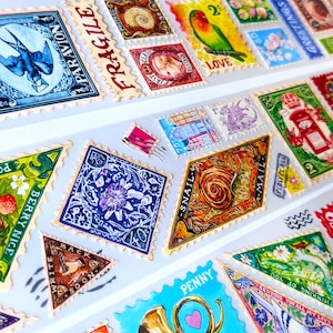 Puede incluir: Una colecci&oacute;n de sellos postales vintage coloridos con varios dise&ntilde;os, que incluyen un p&aacute;jaro, un caracol, una flor, una casa y un buz&oacute;n. Los sellos est&aacute;n dispuestos en filas sobre un fondo blanco.