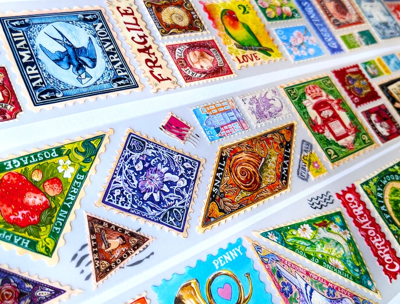 Puede incluir: Una colecci&oacute;n de sellos postales vintage coloridos con varios dise&ntilde;os, que incluyen un p&aacute;jaro, un caracol, una flor, una casa y un buz&oacute;n. Los sellos est&aacute;n dispuestos en filas sobre un fondo blanco.