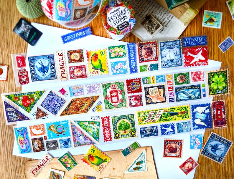 Puede incluir: Una hoja de sellos postales coloridos con varios dise&ntilde;os, incluyendo p&aacute;jaros, flores y aviones. Los sellos est&aacute;n dispuestos en filas y columnas sobre un fondo blanco. El texto "Air Mail", "Fragile", "Greetings", "Special Delivery", "Paravion", "Love", "Post", "Penny", "Correoaereo" y "Hello" es visible en los sellos.