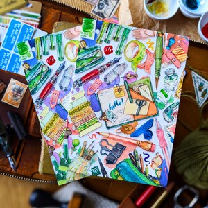 Puede incluir: Una ilustraci&oacute;n de acuarela de una colecci&oacute;n de art&iacute;culos de papeler&iacute;a, que incluyen bol&iacute;grafos, l&aacute;pices, clips y un cuaderno con la palabra "hola" escrita en &eacute;l. La ilustraci&oacute;n est&aacute; en un estilo caprichoso con colores brillantes y una variedad de texturas.