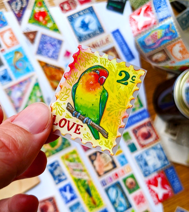 Puede incluir: Una pegatina ilustrada colorida de un par de tortolitos posados en una rama. La pegatina tiene un fondo amarillo con hojas verdes y la palabra "LOVE" en letras rojas. La pegatina tambi&eacute;n tiene un sello de 2c en la esquina superior derecha.