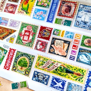 Puede incluir: Una colecci&oacute;n de sellos postales vintage coloridos con varios dise&ntilde;os, que incluyen un p&aacute;jaro, un caracol, una mano y un avi&oacute;n. Los sellos est&aacute;n dispuestos en una cuadr&iacute;cula sobre un fondo blanco. El texto en los sellos incluye "First Class Mail", "Special Delivery", "Airmail", "Greetings" y "Postage".