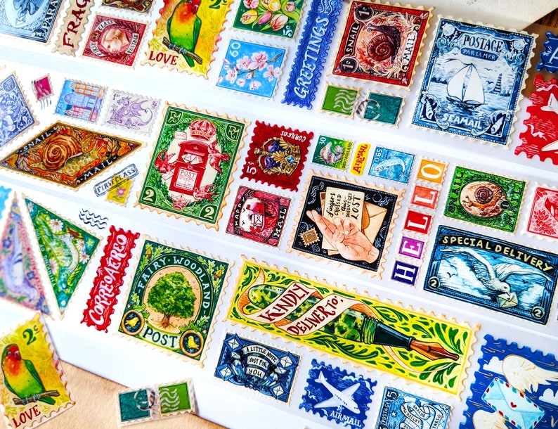 Puede incluir: Una colecci&oacute;n de sellos postales vintage coloridos con varios dise&ntilde;os, que incluyen un p&aacute;jaro, un caracol, una mano y un avi&oacute;n. Los sellos est&aacute;n dispuestos en una cuadr&iacute;cula sobre un fondo blanco. El texto en los sellos incluye "First Class Mail", "Special Delivery", "Airmail", "Greetings" y "Postage".
