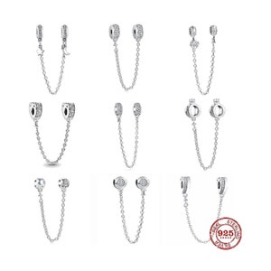 Può includere: Nove paia di catene estensori per braccialetti con ciondoli in argento con diversi pezzi terminali decorativi. Le catene sono tutte della stessa lunghezza e hanno un timbro in argento 925.