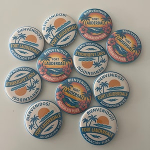 Puede incluir: Un conjunto de botones redondos de recuerdo de Fort Lauderdale. Cada botón presenta una puesta de sol, palmeras y las palabras "Fort Lauderdale" y "Adoración Pura". Algunos botones también incluyen la palabra "Bienvenidos!" y detalles florales.