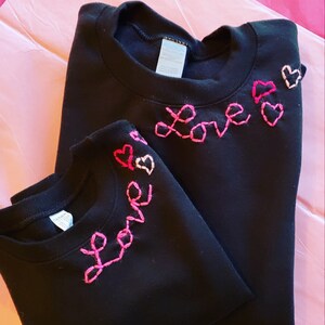 Cou noir d’équipage de femme Valentine’s Day addition Main brodée AMOUR