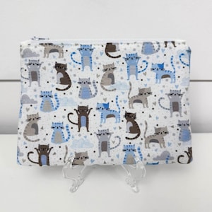 Bolsa con cremallera con gatitos blancos, grises y azules - Amante de los gatos - Organizador de carteras de regalo - Monedero - Bonita bolsa con cremallera gris hecha a mano