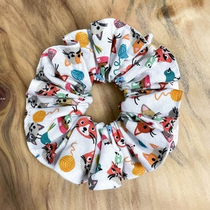 White Cute Cats Scrunchie - Handmade Slow Fashion Hair Accessory - Cat Lady Lover Gift - Kitty Neko Hair Band Tie Elastic - Animal Vet