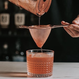 Colador de malla fina para cócteles: un artículo esencial para el carrito de bar. Regalo profesional para bartenders.