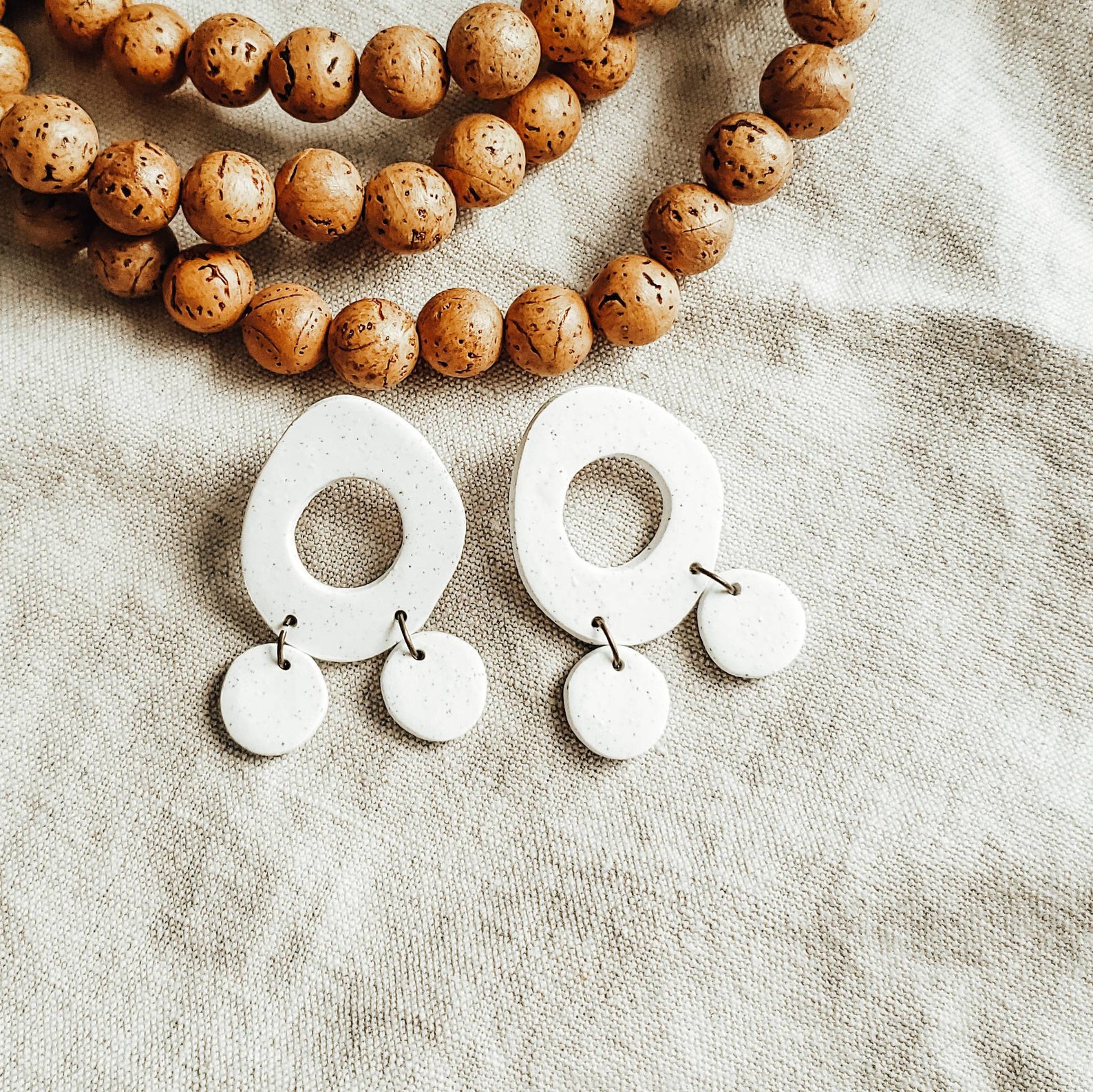 Minimale weiße und schwarz gesprenkelte Ohrringe / moderne | Etsy