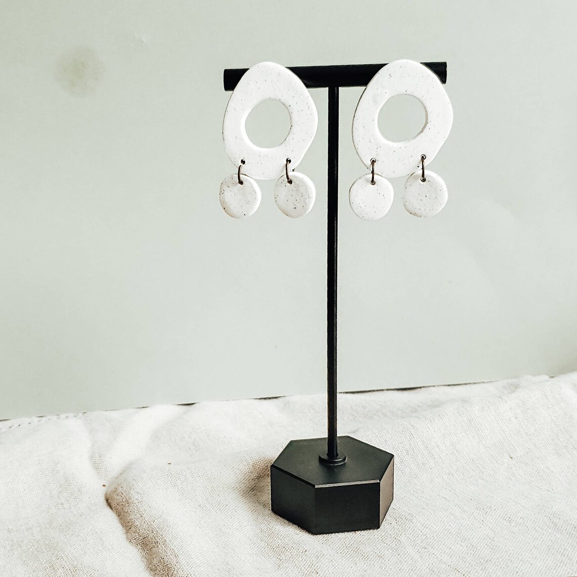 Minimale weiße und schwarz gesprenkelte Ohrringe / moderne | Etsy