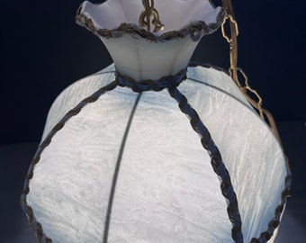 Pantalla de lámpara vintage retro de los años 80 con flecos, estilo victoriano, forma de campana, terciopelo azul bebé dorado, tamaño grande, festoneado, iluminación ambiental, decoración del hogar