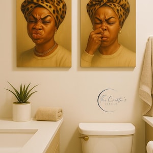 Op de afbeelding: Twee ingelijste canvas kunstwerken tonen een vrouw met een luipaardprint hoofddoek die een walgende blik trekt. De kunst wordt getoond boven een toilet en een wastafel in een badkamer. Het logo van The Creator's Circle is zichtbaar.