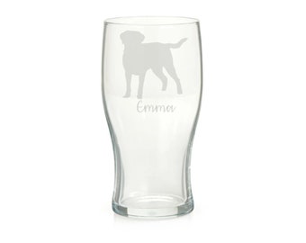 Puede incluir: Un vaso de pinta de vidrio transparente con una silueta grabada de un labrador retriever y el nombre "Emma" debajo.