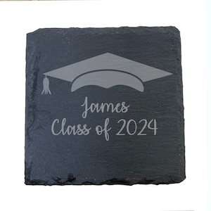 Peut inclure: Sous-verre en ardoise noire avec un bonnet de graduation gris et le texte "James Class of 2024" gravé dessus.