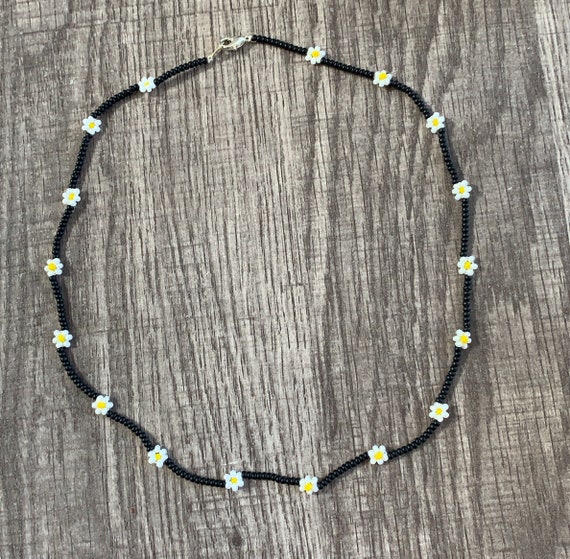 Daisy Flower Seed Bead Necklace 