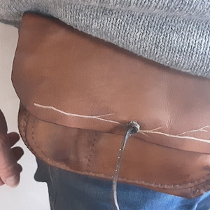 Pochette en cuir médiévale/bushkraft en cuir cousu à la main.