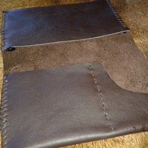 Cartera de cuero cosida a mano.