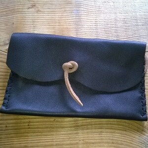 Pochette en cuir cousue à la main