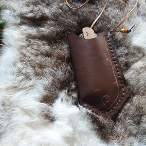 Étui à couteau pliant en cuir cousu et décoré à la main