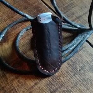 Étui à briquet en cuir cousu à la main.  Briquet fourni