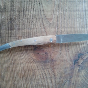 Couteau pliant rustique en olivier  et son étui en cuir cousu à la main