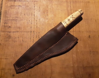 Cuchillo de mesa vikingo y su funda de cuero cosida a mano.
