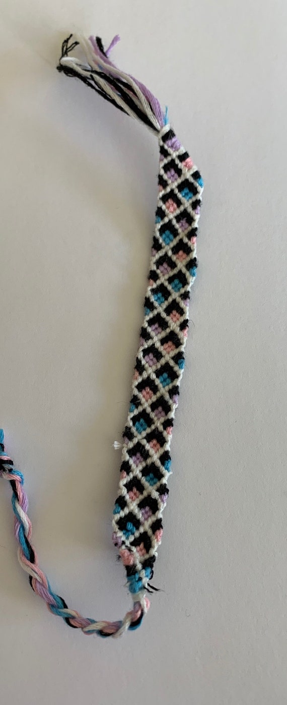 Bordered Diamonds Friendship Bracelet | Friendship bracelet patterns,  Friendship crafts, Diamond friendship bracelet