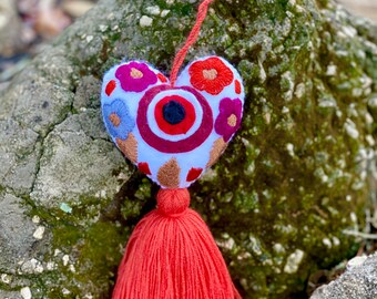 Ojo turco Evil Eye Heart Shaped Dangle Tassel, Keychain, bag accessory, embroidered colgante