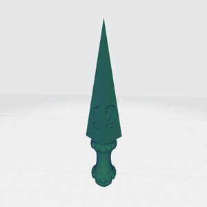 Puede incluir: Una lanza estilizada de color verde azulado con una punta. La lanza presenta una base decorativa y una sección central con el número "12" grabado en la superficie. La lanza está sobre un fondo blanco.
