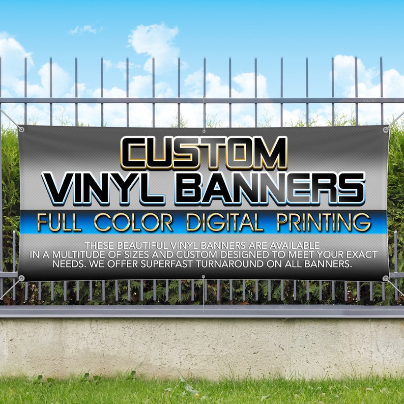 Op de afbeelding: Een banner met de tekst "CUSTOM VINYL BANNERS FULL COLOR DIGITAL PRINTING" in vetgedrukte, zwarte en gouden letters op een grijze achtergrond. De tekst eronder luidt "THESE BEAUTIFUL VINYL BANNERS ARE AVAILABLE IN A MULTITUDE OF SIZES AND CUSTOM DESIGNED TO MEET YOUR EXACT NEEDS. WE OFFER SUPERFAST TURNAROUND ON ALL BANNERS."