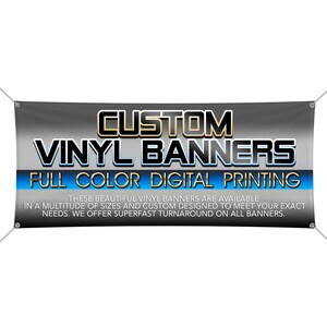 Op de afbeelding: Een banner met een grijze achtergrond en de tekst "CUSTOM VINYL BANNERS FULL COLOR DIGITAL PRINTING" in zwarte en gele letters. De tekst hieronder luidt "THESE BEAUTIFUL VINYL BANNERS ARE AVAILABLE IN A MULTITUDE OF SIZES AND CUSTOM DESIGNED TO MEET YOUR EXACT NEEDS. WE OFFER SUPERFAST TURNAROUND ON ALL BANNERS."