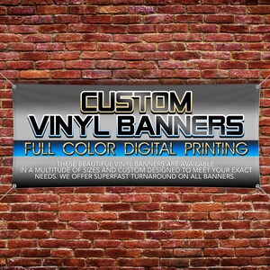 Op de afbeelding: Een zilveren en blauwe banner met de tekst "CUSTOM VINYL BANNERS FULL COLOR DIGITAL PRINTING" en de tekst "THESE BEAUTIFUL VINYL BANNERS ARE AVAILABLE IN A MULTITUDE OF SIZES AND CUSTOM DESIGNED TO MEET YOUR EXACT NEEDS. WE OFFER SUPERFAST TURNAROUND ON ALL BANNERS."