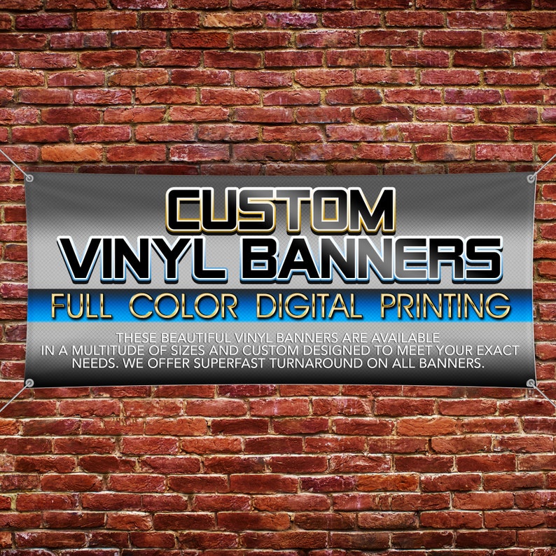 Op de afbeelding: Een zilveren en blauwe banner met de tekst "CUSTOM VINYL BANNERS FULL COLOR DIGITAL PRINTING" en de tekst "THESE BEAUTIFUL VINYL BANNERS ARE AVAILABLE IN A MULTITUDE OF SIZES AND CUSTOM DESIGNED TO MEET YOUR EXACT NEEDS. WE OFFER SUPERFAST TURNAROUND ON ALL BANNERS."