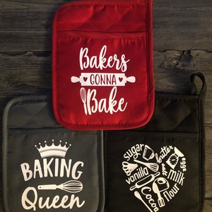 Könnte beinhalten: Drei Ofenhandschuhe mit verschiedenen Designs. Der rote Handschuh sagt "Bakers Gonna Bake". Der graue Handschuh sagt "Baking Queen" mit einer Krone und einem Schneebesen. Der schwarze Handschuh hat eine Herzform aus Backzutaten.