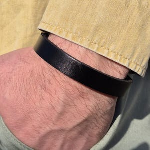 Bracciale in pelle da uomo | Bracciale in pelle nera da uomo | con chiusura magnetica sicura | regalo di compleanno fatto a mano per la festa del papà