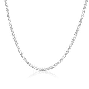 Pode incluir: Um colar de corrente de prata. A corrente é feita de pequenas elos interligados, criando um design suave e contínuo. O colar é exibido contra um fundo branco, com um reflexo sutil visível abaixo.
