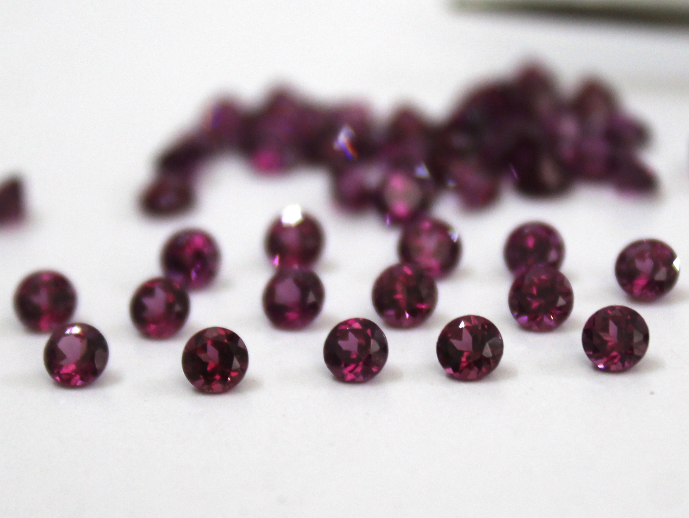 Faceted loose natural Garnet 4 mm round cut 0.45 ct Reiki Faceted loose natural Garnet 4 mm round cut 0.45 ct Reiki