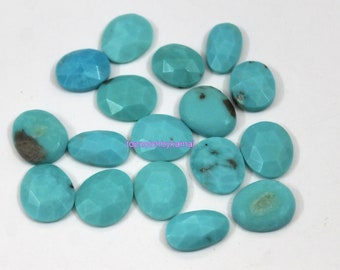Puede incluir: Una colección de 15 cabujones de turquesa, cada uno con una forma y un tamaño únicos. Las piedras son de un color azul verdoso vibrante y tienen un acabado liso y pulido.
