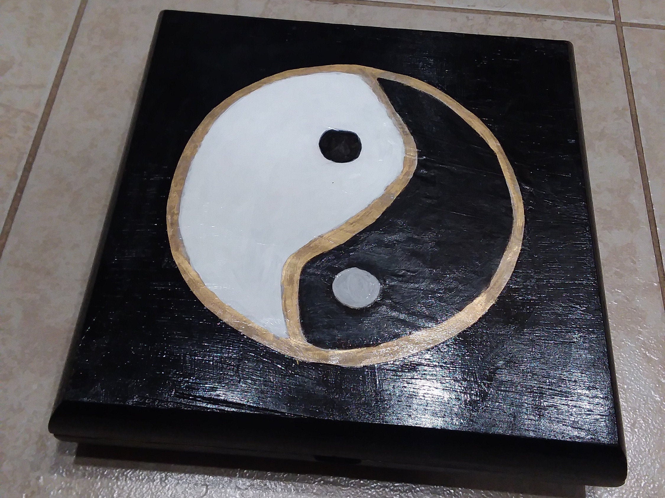 Boîte Décorative Goebel Fleur De Vie Blanche - Format Lotus Yin Yang En Métal Coloré