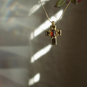 Halsband med granatkors i guld, gotiskt hänge med röd ädelsten, vintageinspirerade smycken med kors i guld, gåva med mörk romantik