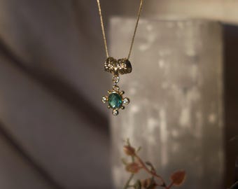 Collana con pendente in apatite placcata oro, gioiello delicato con gemma color verde smeraldo, collana minimalista boho con cristalli, regalo per lei,